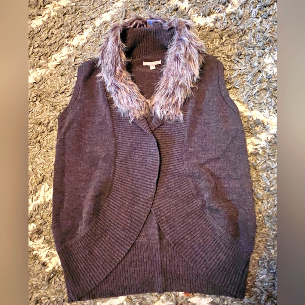 Valerie Stevens~ Gray sweater vest with‎ faux fur collar trim~ 2 button~ Size XL